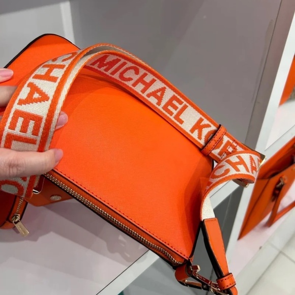 New Michael kors purse jet set crossbody with attach mk poppy - Picture 3 of 5